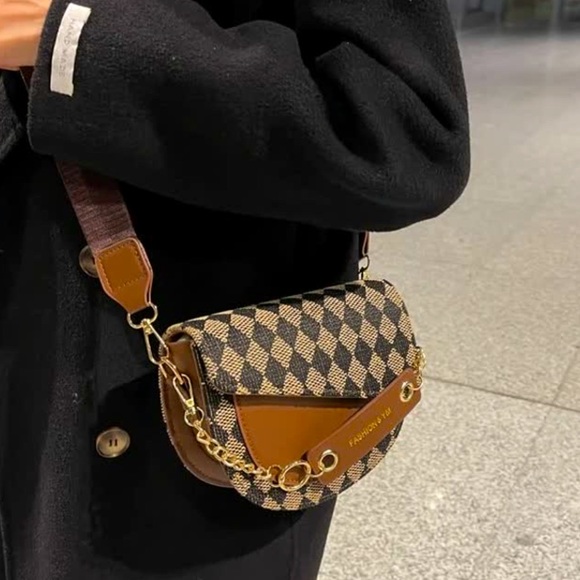 Quinn Crossbody Purse - Picture 2 of 5